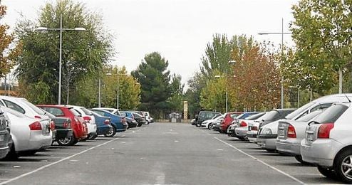 En la imagen, un aparcamiento urbano repleto de coches. En la imagen, un aparcamiento urbano repleto de coches.