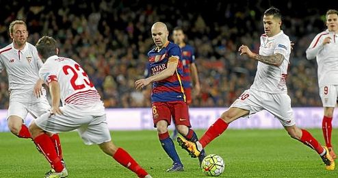 El canario Vitolo, durante una jugada de ataque del Sevilla en el Camp Nou. El canario Vitolo, durante una jugada de ataque del Sevilla en el Camp Nou.