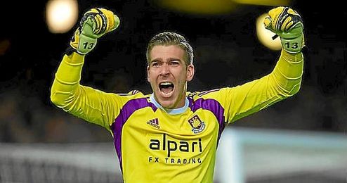 Adrián, en un partido con el West Ham. Adrián, en un partido con el West Ham.
