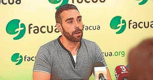 En la imagen, el presidente de FACUA ofreciendo una rueda de prensa. En la imagen, el presidente de FACUA ofreciendo una rueda de prensa.