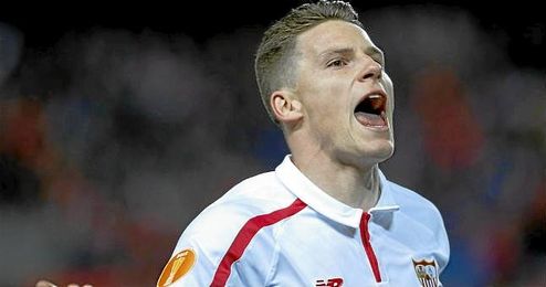 El francés Kévin Gameiro, celebrando un gol con la elástica del Sevilla. El francés Kévin Gameiro, celebrando un gol con la elástica del Sevilla.