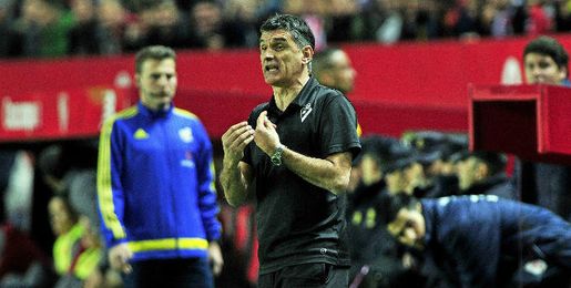 Mendilibar, en la banda del Sánchez Pizjuán. Mendilibar, en la banda del Sánchez Pizjuán.