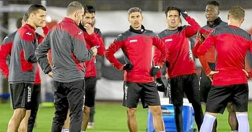 La plantilla del Espanyol se aferra a Galca. La plantilla del Espanyol se aferra a Galca.