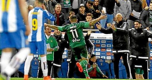 Vargas celebra el 0-3 con el banquillo verdiblanco. Vargas celebra el 0-3 con el banquillo verdiblanco.
