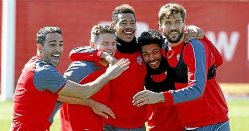 Kolo, junto a tres de los franceses del Sevilla. Kolo, junto a tres de los franceses del Sevilla.
