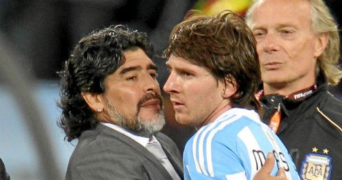 Maradona consuela a Messi. Maradona consuela a Messi.