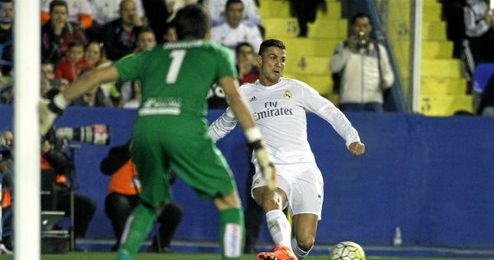 Cristiano Ronaldo, durante el encuentro de ayer frente al Levante. Cristiano Ronaldo, durante el encuentro de ayer frente al Levante.