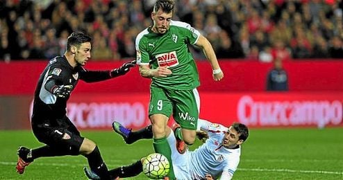 Sergio Rico hizo paradas de mérito ante el Eibar. Sergio Rico hizo paradas de mérito ante el Eibar.