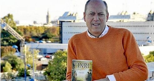 Fernando Carrasco posa con su última novela. Fernando Carrasco posa con su última novela.