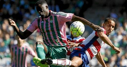 N´Diaye lucha un balón con El Arabi. N´Diaye lucha un balón con El Arabi.