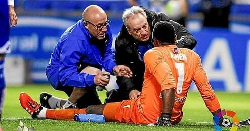 Kameni, tras lesionarse sobre el césped de Riazor. Kameni, tras lesionarse sobre el césped de Riazor.