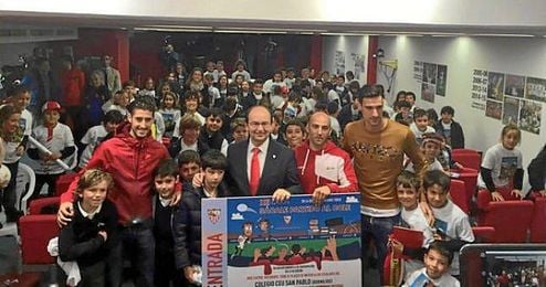 El presidente del Sevilla posa junto a Rico, Escudero y los niños de CEU Andalucia. El presidente del Sevilla posa junto a Rico, Escudero y los niños de CEU Andalucia.