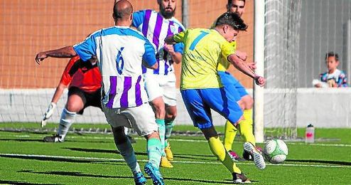 El tomareño Tete hizo el 1-0 ante el Ciudad Jardín, aunque no sirvió al final. El tomareño Tete hizo el 1-0 ante el Ciudad Jardín, aunque no sirvió al final.