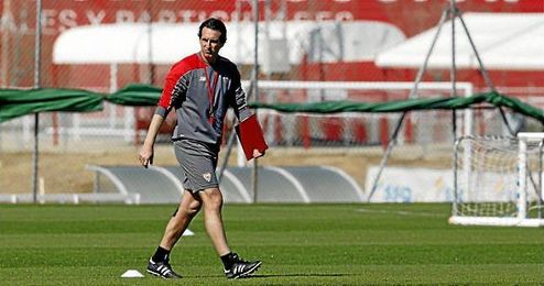 Unai Emery, durante un entrenamiento del Sevilla. Unai Emery, durante un entrenamiento del Sevilla.