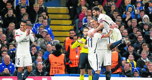 Los compañeros de Ibrahimovic felicitan al sueco por el gol que certificaba la clasificación en Londres. Los compañeros de Ibrahimovic felicitan al sueco por el gol que certificaba la clasificación en Londres.