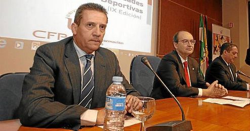 José María Cruz, director general del Sevilla, junto a José Castro. José María Cruz, director general del Sevilla, junto a José Castro.