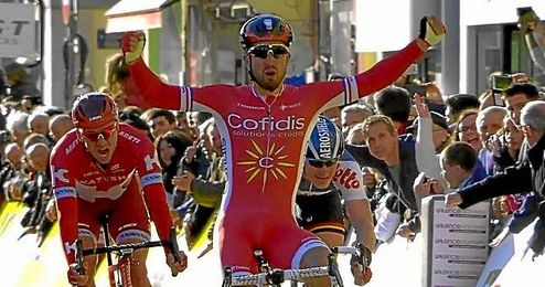 Nacer Bouhanni celebra la victoria. Nacer Bouhanni celebra la victoria.