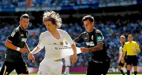 En la imagen, Javi Márquez pugnando por un balón con Luka Modric. En la imagen, Javi Márquez pugnando por un balón con Luka Modric.
