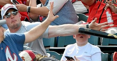 Imagen del momento del impacto del bate de béisbol. Imagen del momento del impacto del bate de béisbol.