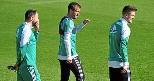 Westermann, Van der Vaart y Van Wolfswinkel, en un entrenamiento con el Real Betis. Westermann, Van der Vaart y Van Wolfswinkel, en un entrenamiento con el Real Betis.