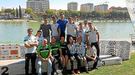 El equipo del Náutico Sevilla celebra su campeonato. El equipo del Náutico Sevilla celebra su campeonato.