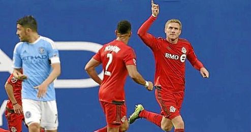 Perquis celebra su gol con el Toronto. Perquis celebra su gol con el Toronto.