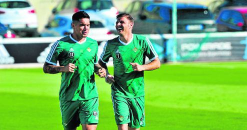 Vargas y Joaquín son los principales asistentes a balón parado. Vargas y Joaquín son los principales asistentes a balón parado.