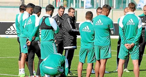 Merino da una charla a sus jugadores antes del entrenamiento. Merino da una charla a sus jugadores antes del entrenamiento.
