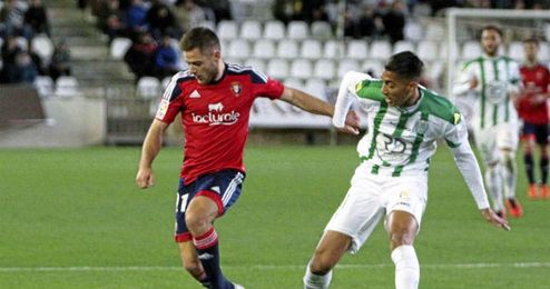 En la imagen, lance de juego entre el Córdoba y Osasuna. En la imagen, lance de juego entre el Córdoba y Osasuna.