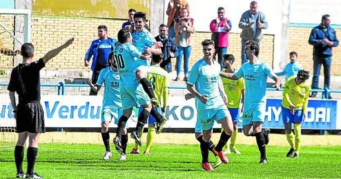 Martín celebra con Gabri (10) su gol anotado en el Guadalquivir de Coria del Río. Martín celebra con Gabri (10) su gol anotado en el Guadalquivir de Coria del Río.