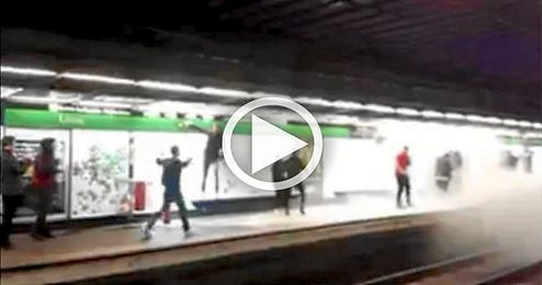 Las imágenes de la acción fueron grabadas por algunos pasajeros que se encontraban en esos momentos en el andén. Las imágenes de la acción fueron grabadas por algunos pasajeros que se encontraban en esos momentos en el andén.
