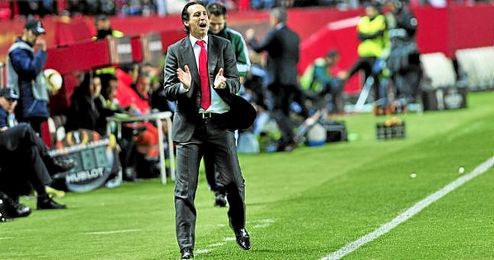Emery, en la banda del Sánchez Pizjuán ante el Basilea. Emery, en la banda del Sánchez Pizjuán ante el Basilea.
