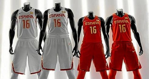 "Esperemos poder volver a ver estas camisetas lucidas por nuestros jugadores subiendo al podio después de ganar una medalla", comentó el seleccionador nacional, Sergio Scariolo. "Esperemos poder volver a ver estas camisetas lucidas por nuestros jugadores subiendo al podio después de ganar una medalla", comentó el seleccionador nacional, Sergio Scariolo.