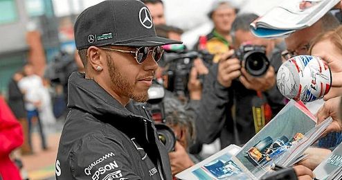 Hamilton, a su llegada al circuito de Albert Park. Hamilton, a su llegada al circuito de Albert Park.