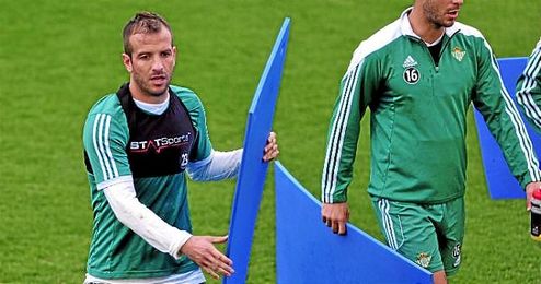 Van der Vaart no cuenta, y se le sigue buscando una salida. Van der Vaart no cuenta, y se le sigue buscando una salida.