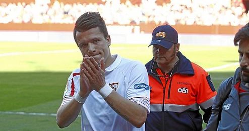 Konoplyanka, retirándose lesionado. Konoplyanka, retirándose lesionado.