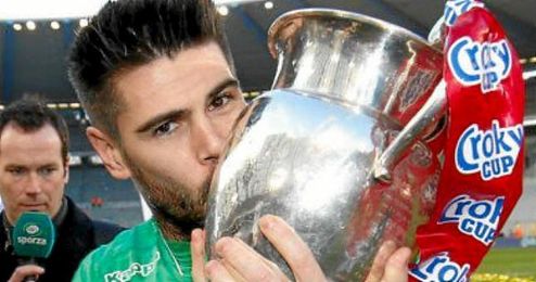 El guardameta catalán besa el trofeo de campeón copero. El guardameta catalán besa el trofeo de campeón copero.
