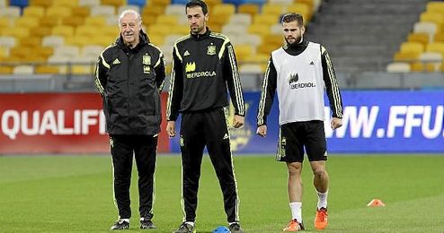Busquets, junto a Vicente del Bosque y el madridista Nacho Busquets, junto a Vicente del Bosque y el madridista Nacho