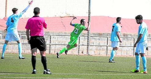 El capitán Peña se despidió ayer de los suyos con dos goles. El capitán Peña se despidió ayer de los suyos con dos goles.