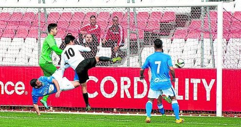 Borja Lasso abrió la cuenta sevillista con el único gol que se marcó en la primera mitad. Borja Lasso abrió la cuenta sevillista con el único gol que se marcó en la primera mitad.