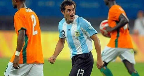 El argentino llegó a jugar 30 partidos oficiales con el Sevilla. El argentino llegó a jugar 30 partidos oficiales con el Sevilla.