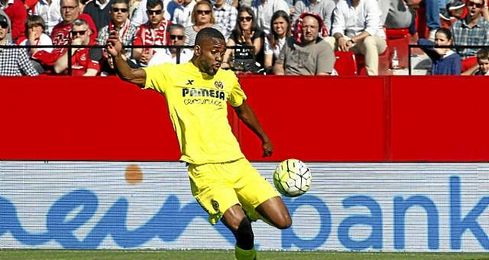 En la imagen, el jugador Bakambu disputando un partido con el Villarreal. En la imagen, el jugador Bakambu disputando un partido con el Villarreal.
