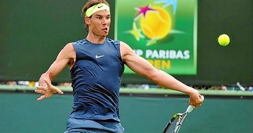El español Rafa Nadal, restando una bola en Indian Wells. El español Rafa Nadal, restando una bola en Indian Wells.