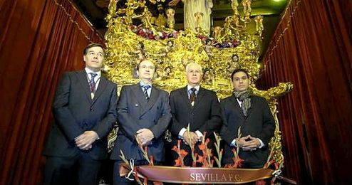 La comitiva sevillista, junto a José Luis Maestre. La comitiva sevillista, junto a José Luis Maestre.