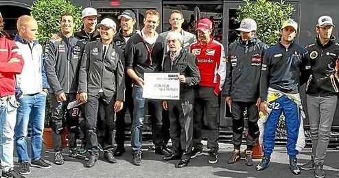 Bernie Ecclestone con varios pilotos de la parrilla Bernie Ecclestone con varios pilotos de la parrilla