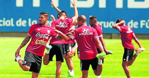 Vargas, en el entrenamiento de este miércoles con su selección. Vargas, en el entrenamiento de este miércoles con su selección.