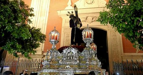 El Señor de Pasión, a su salida de la Iglesia del Salvador en la tarde de ayer. El Señor de Pasión, a su salida de la Iglesia del Salvador en la tarde de ayer.
