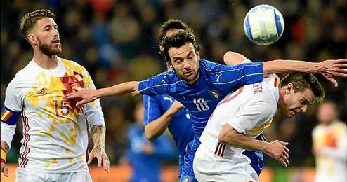 Sergio Ramos tuvo ser sustituido ante Italia por una molestias en la espalda. Sergio Ramos tuvo ser sustituido ante Italia por una molestias en la espalda.