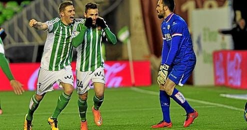 El Betis se jugará buena parte de sus opciones de permanencia en el Benito Villamarín, donde recibirá a Levante, Las Palmas y Getafe. El Betis se jugará buena parte de sus opciones de permanencia en el Benito Villamarín, donde recibirá a Levante, Las Palmas y Getafe.