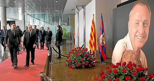 Bartomeu y Florentino Pérez, frente al memorial a Johan Cruyff. Bartomeu y Florentino Pérez, frente al memorial a Johan Cruyff.